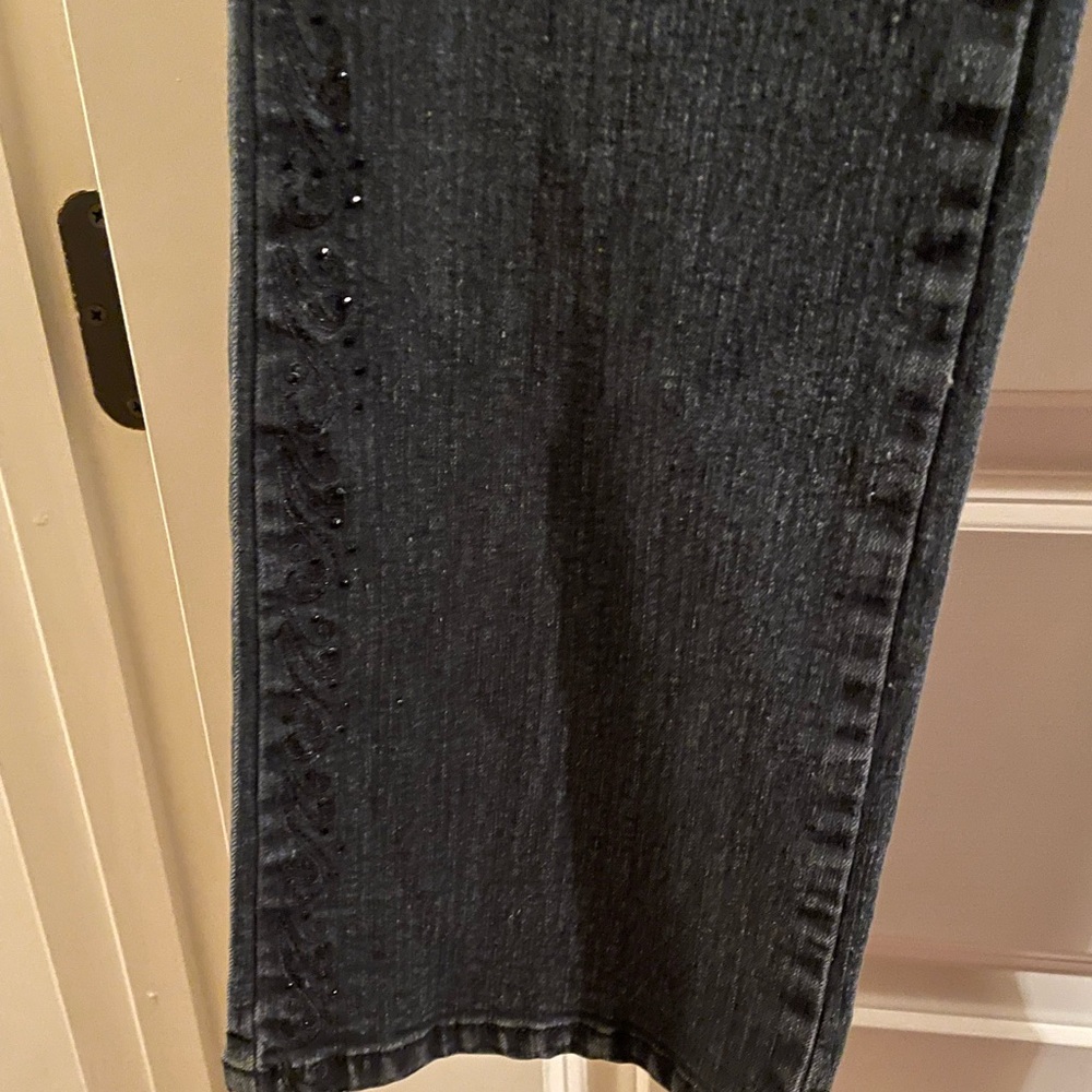 ROZ & ALI Black Bootcut Mid Rise
Stretchy Jeans W sequins/embroidery
Petite 12 - Picture 7 of 14